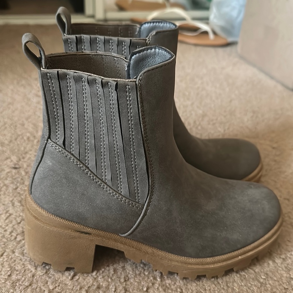 Report Chelsea Boots